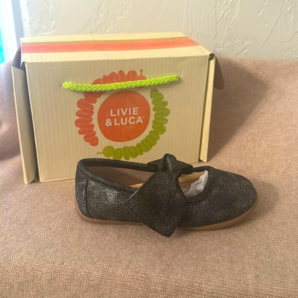Livie & Luca black luster Halley shoe. US girls 6.